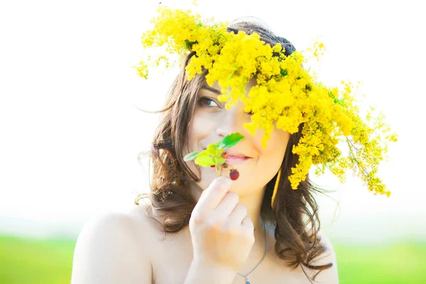 Portrait of a beautiful pregnant woman in the countryside — Stock Photo, Image