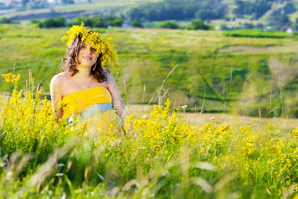 Retrato de uma bela mulher grávida no campo — Fotografia de Stock