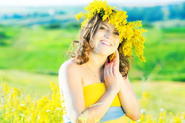 Retrato de una hermosa mujer embarazada en el campo —  Fotos de Stock