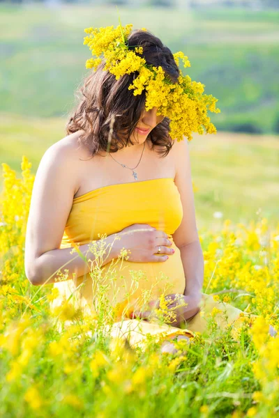 Porträt einer schönen Schwangeren auf dem Land — Stockfoto