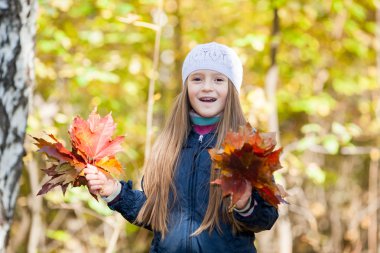 yaprakları bir sürü güzel kız