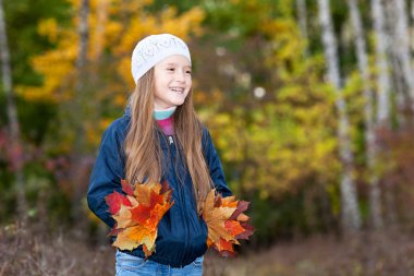 yaprakları bir sürü güzel kız