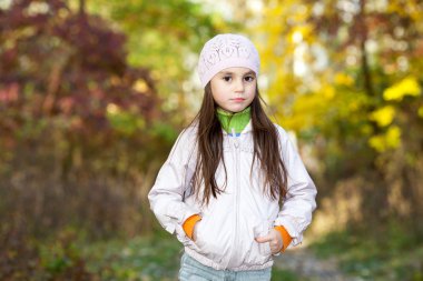 güzel kız ormanda bir bere içinde