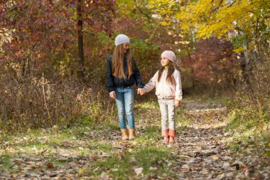 iki kız ormanda yürümek