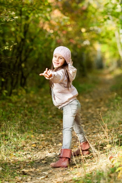 Encantadora chica en una boina en el bosque —  Fotos de Stock