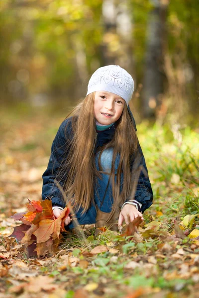 Belle fille avec un tas de feuilles — Photo