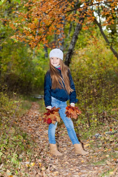 Belle fille avec un tas de feuilles — Photo