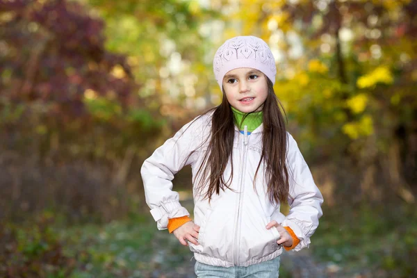 Belle fille dans un béret dans la forêt — Photo