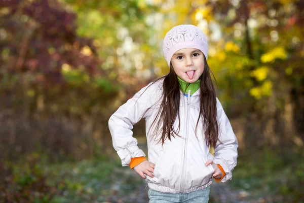 Menina vestindo uma boina mostrando língua — Fotografia de Stock