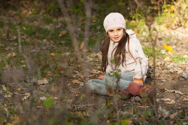 Schönes Mädchen mit Baskenmütze im Wald — Stockfoto