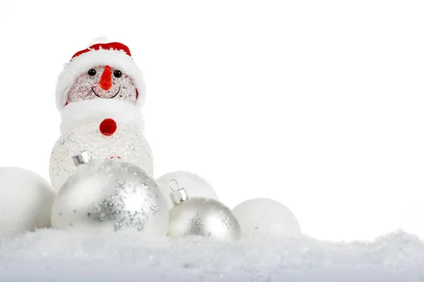 Muñeco de nieve en la nieve con bolas de Navidad —  Fotos de Stock