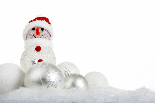 Muñeco de nieve en la nieve con bolas de Navidad —  Fotos de Stock