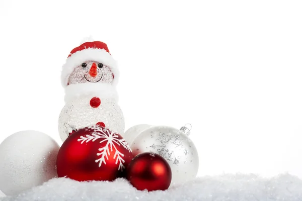 Bonhomme de neige dans la neige avec des boules de Noël — Photo