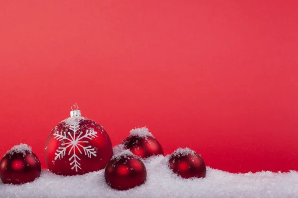 Bolas vermelhas de Natal na neve — Fotografia de Stock