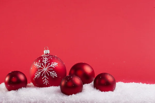 Kırmızı Noel topları kar — Stok fotoğraf