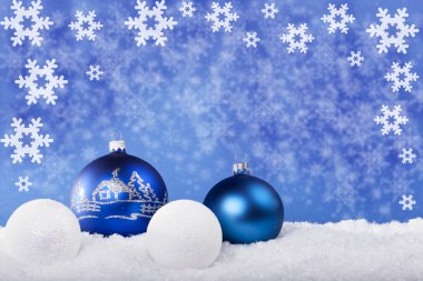 Mavi Noel topları karda