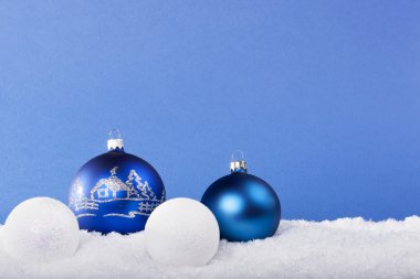 Mavi Noel topları karda
