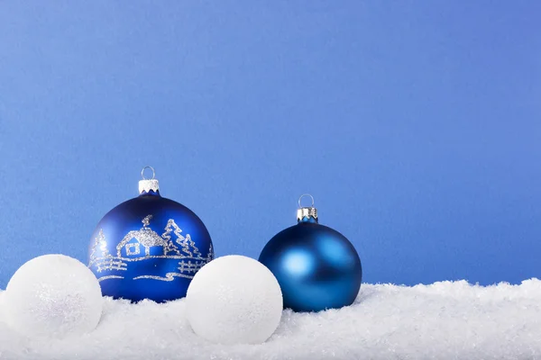 在雪地里的蓝色圣诞球。 — 图库照片