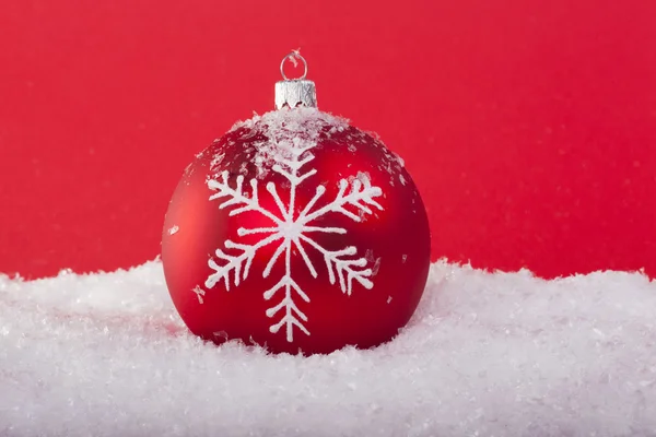 在雪中的红色圣诞球 — 图库照片