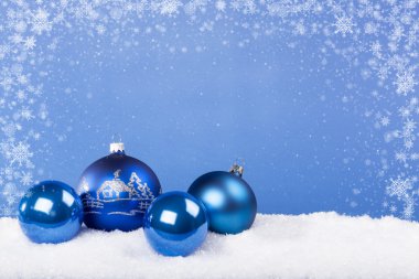 Mavi Noel topları karda