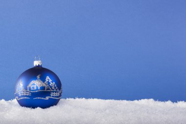 Mavi Noel topları karda