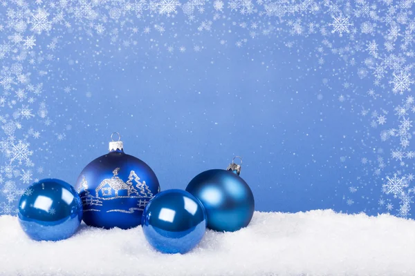 在雪地里的蓝色圣诞球。 — 图库照片