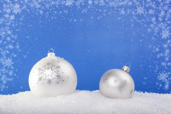 Bolas blancas de Navidad en la nieve —  Fotos de Stock