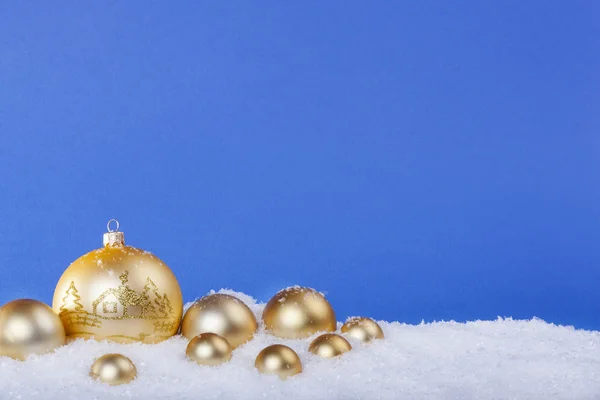 在雪地里的金色圣诞球 — 图库照片