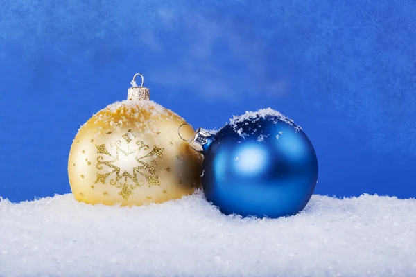 Arany karácsonyi golyókat a hóban — Stock Fotó