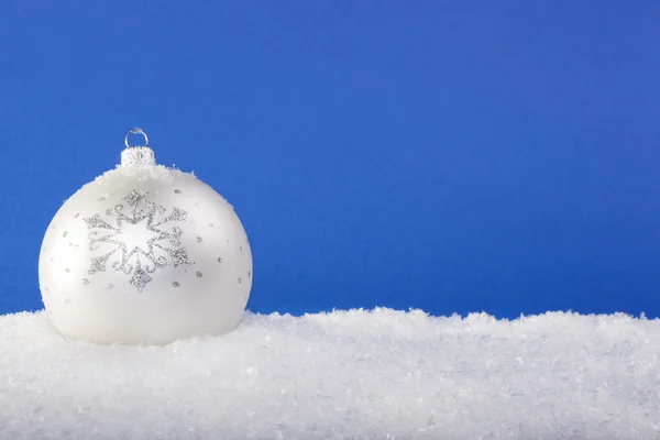 在雪的白色圣诞球。 — 图库照片