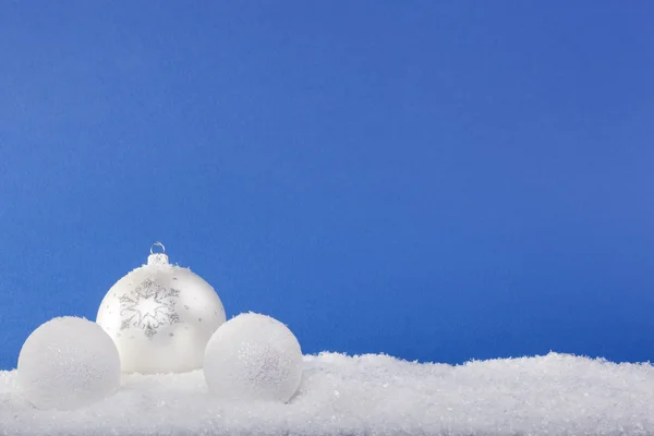 Bolas blancas de Navidad en la nieve —  Fotos de Stock