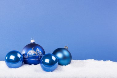 Mavi Noel topları karda