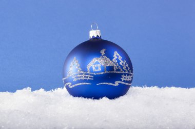 Mavi Noel topları karda