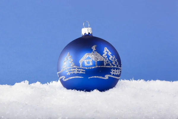 Bolas azules de Navidad en la nieve — Foto de Stock