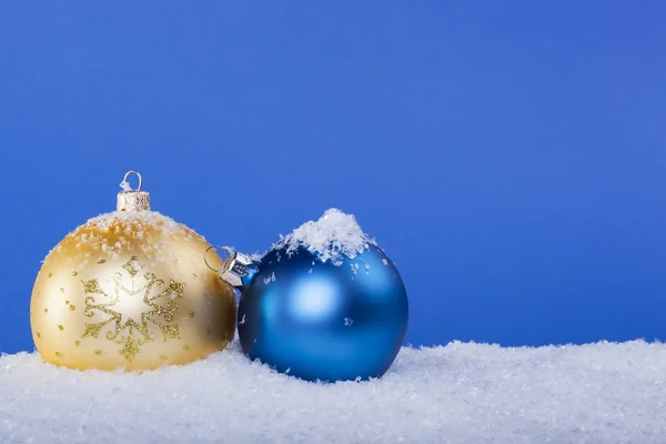 Bolas de Natal de ouro na neve — Fotografia de Stock