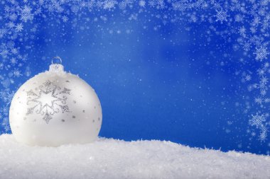 kar beyaz Noel topları