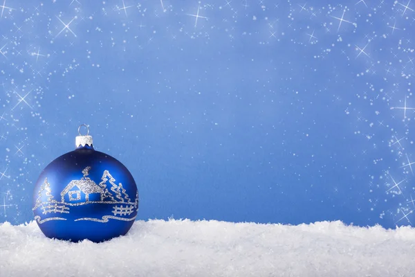 Mavi Noel topları karda