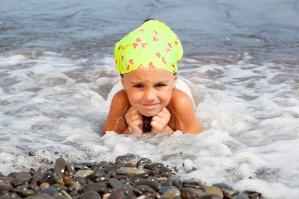 Menina deitada na praia — Fotografia de Stock