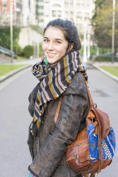 Sonriente mujer hipster estudiante, al aire libre . —  Fotos de Stock