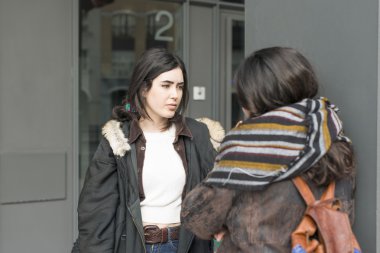 Sokakta konuşan iki arkadaşlar.