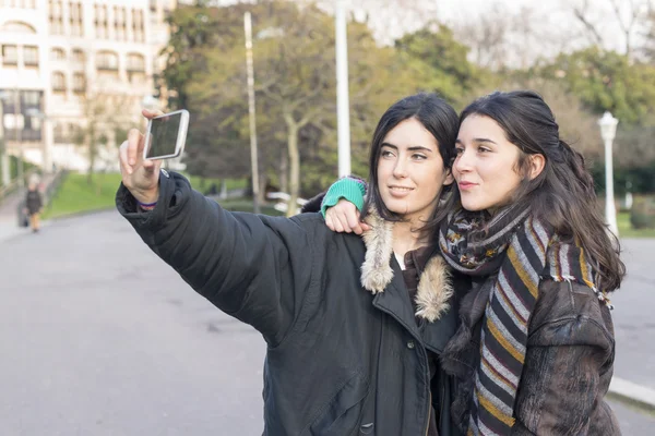 Twee vrouw vrienden maken selfie. — Stockfoto