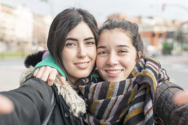 Deux amies selfie dans la rue . — Photo