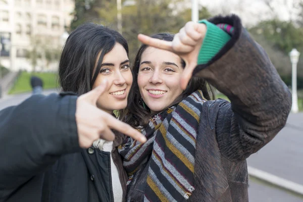 Twee vrouw vrienden selfie in de straat. — Stockfoto