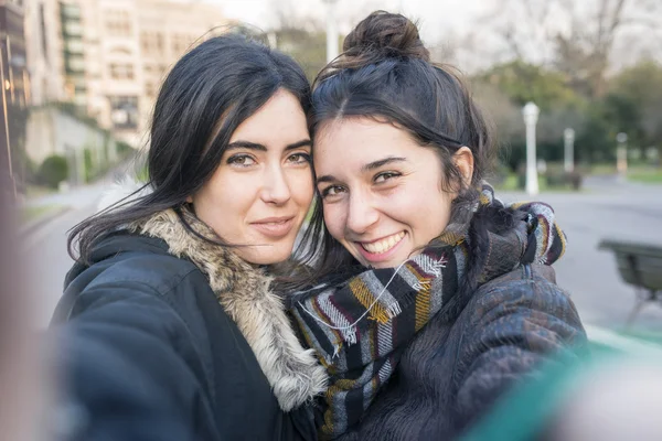 Två kvinna vänner selfie på gatan. — Stockfoto