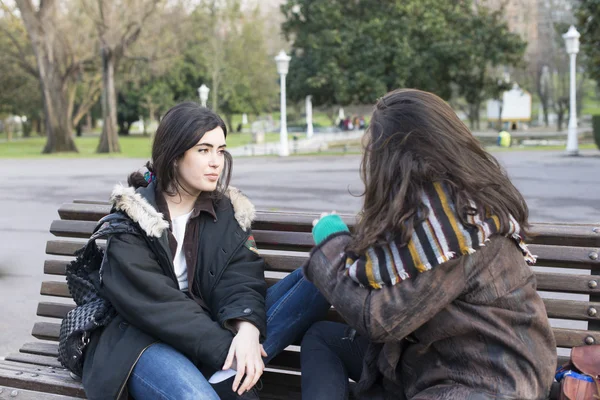 Mujeres amigas hablando en el parque . —  Fotos de Stock