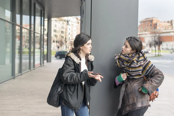 Dos amigos hablando en la calle . —  Fotos de Stock
