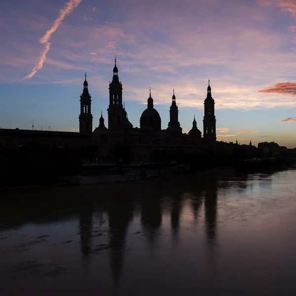 Silhouette and reflection of the basilica of Pilar in Zaragoza. — Stock Photo, Image