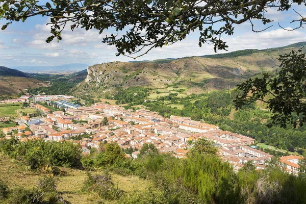 Vistas da aldeia de Ezcaray, La Rioja, Espanha . — Fotografia de Stock