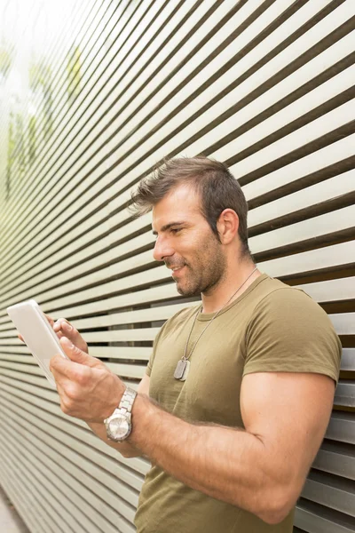 Portret van lachende man met tablet pc. — Stockfoto