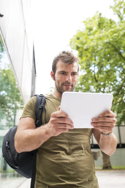 Hombre buscando mensaje en la tableta de la computadora en la calle, concepto de estilo de vida moderno . — Foto de Stock